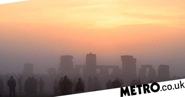 huge-crowds-flock-to-stonehenge-for-summer-solstice-celebrations-–-metroco.uk