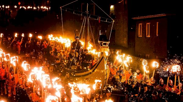 video-:-shetland’s-up-helly-aa-viking-fire-festival-squads-open-to-women-for-first-time-–-euronews