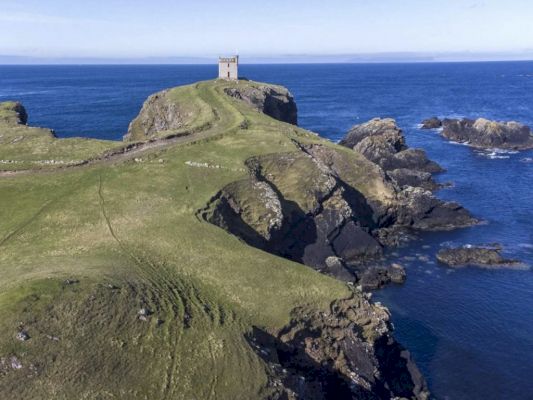 this-entire-scottish-island-(complete-with-castle)-could-be-yours-for-1.75-million-–-time-out-abu-dhabi