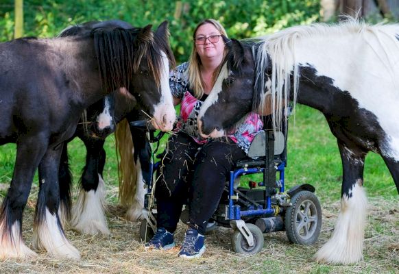 local-woman-giving-back-to-community-through-horse-therapy-–-newbury-today