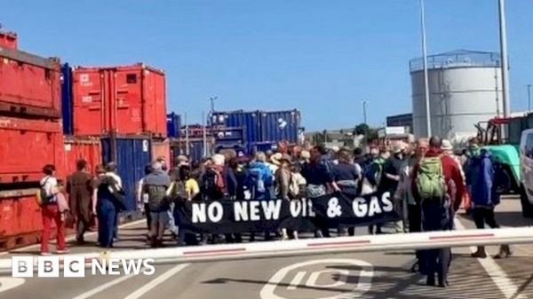 climate-change-protestors-occupy-port-of-aberdeen-–-bbc