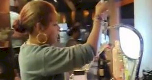 american-‘milkshake’-singer-kelis-brings-all-the-boys-to-the-yard-pouring-pints-in-glasgow-bar-–-scottish-daily-express