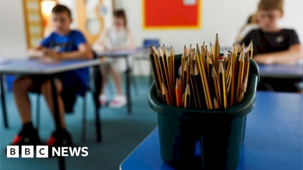 parents-will-not-see-teachers’-‘disparaging’-whatsapp-messages-–-bbc
