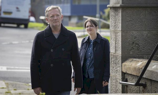 shetland:-who-will-be-douglas-henshall’s-replacement?-fans-share-their-theories-–-hello!