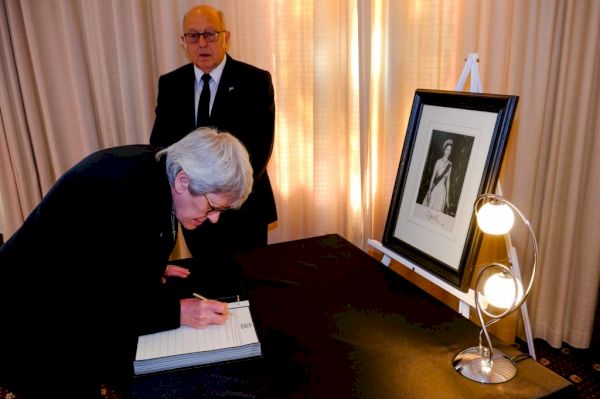 book-of-condolence-for-queen-at-town-hall-–-shetland-times-online