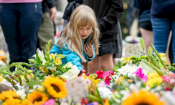 gallery:-mourners-pay-their-respects-to-her-majesty-–-the-press-&-journal
