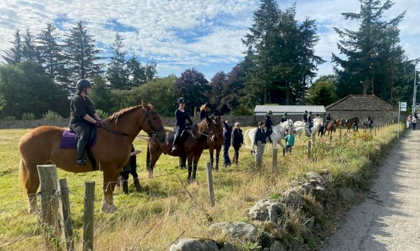 queen’s-cortege:-riders-near-peterculter-pay-tribute-on-horseback-as-the-queen’s-coffin-passes-–-the-press-&-journal
