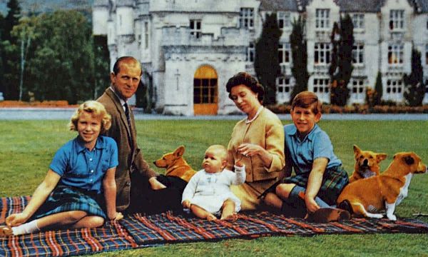 what-queen-elizabeth-ii-was-really-like-at-balmoral-behind-closed-doors-–-hello!