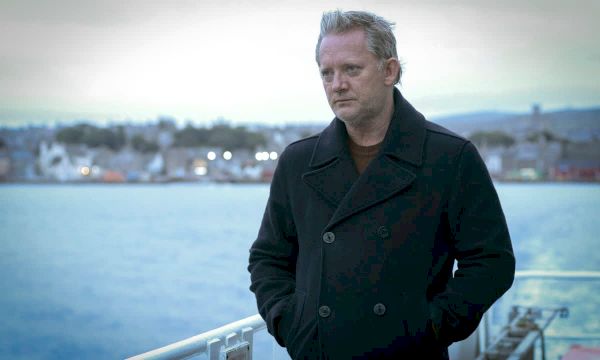 shetland-star-douglas-henshall-issues-statement-after-‘extraordinary-amount’-of-online-abuse-–-hello!
