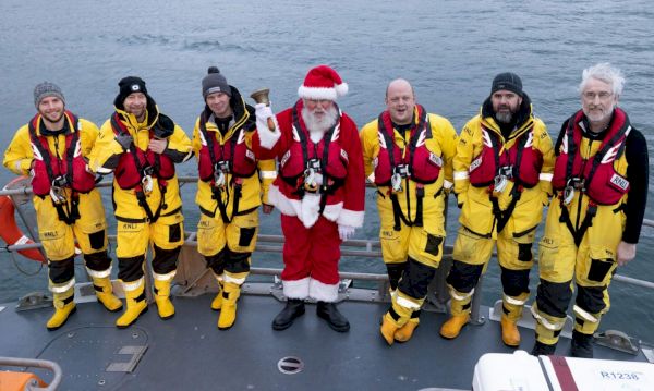 santa-arrives-in-shetland-in-a-lifeboat-–-the-press-&-journal