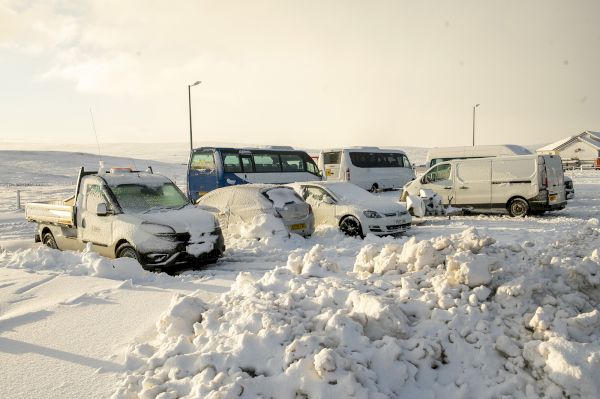 pictures:-snow-causes-travel-and-power-chaos