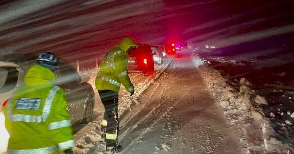 coastguard-helps-rescue-drivers-after-40-motors-become-stranded-in-shetland-snow-–-daily-record