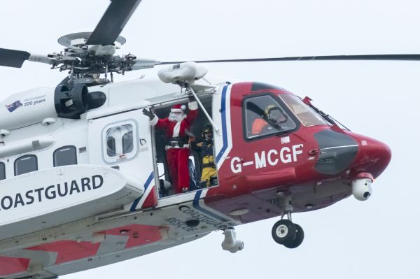 eyes-to-the-skies-as-santa-makes-a-christmas-visit