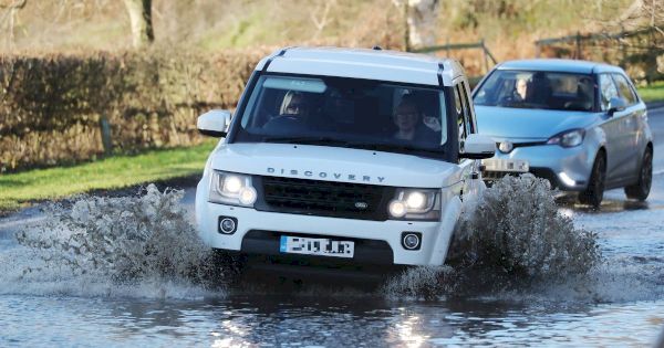 police-warn-‘do-not-travel’-amid-amber-alert-with-2-inches-of-rain-in-…-–-the-mirror