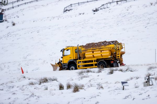 heavy-snow-brings-disruption-on-the-roads-–-the-independent