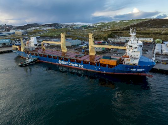 drone-footage-shows-windfarm-components-arriving-at-greenhead-base