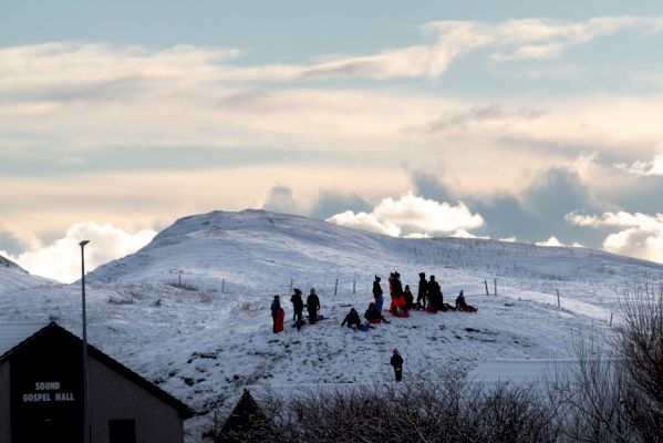 bairns-lap-up-snow-day-sledging-at-sound-–-shetland-times-online