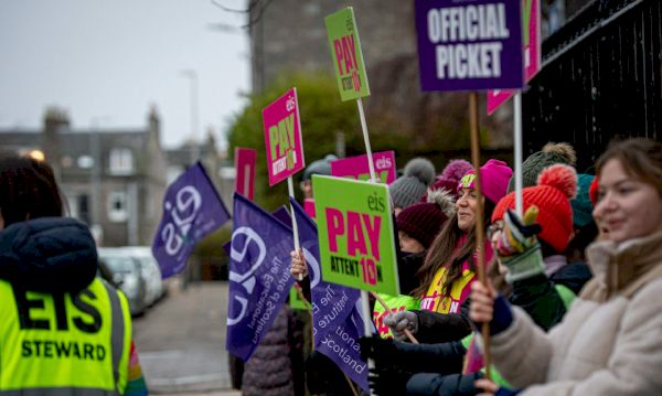 primary-school-teachers-form-picket-lines-across-scotland-to-begin-…-–-the-press-&-journal