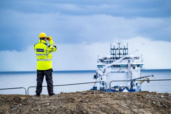 162-mile-cable-linking-shetland-to-national-grid-makes-landfall-in-…-–-the-national