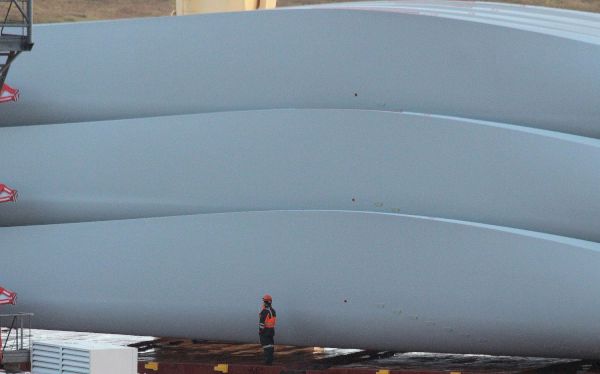energy-/-viking-turbine-blades-arrive-–-shetland-news