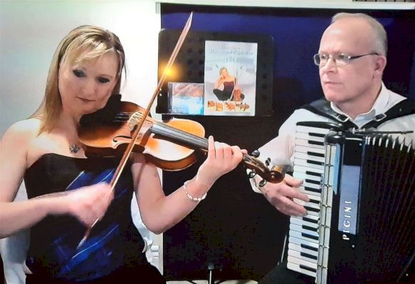caithness-pair-perform-upbeat-tunes-in-live-show-from-canada-–-johnogroat-journal
