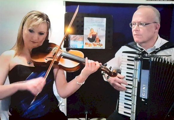 caithness-pair-perform-upbeat-tunes-in-live-show-from-canada-–-northern-times
