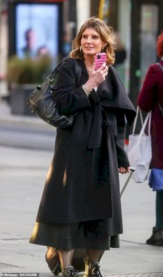 amanda-owen-looks-chic-in-navy-coat-as-she-enjoys-some-retail-therapy-in-oxford-street-–-daily-mail