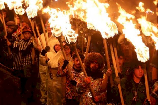 shetlanders-explain-the-up-helly-aa-tradition-–-in-their-native-shaetlan-language-–-the-national