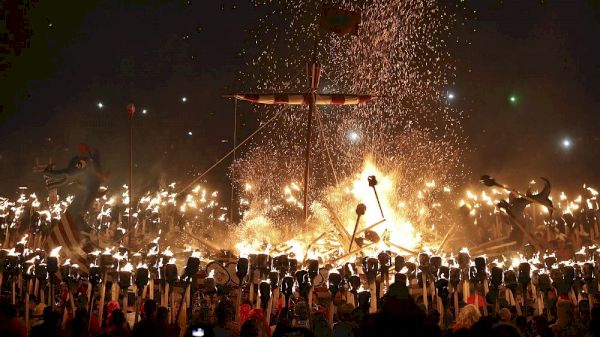 thousands-gather-in-shetland-as-women-participate-in-up-helly-aa-festival-for-the-first-time-–-euronews