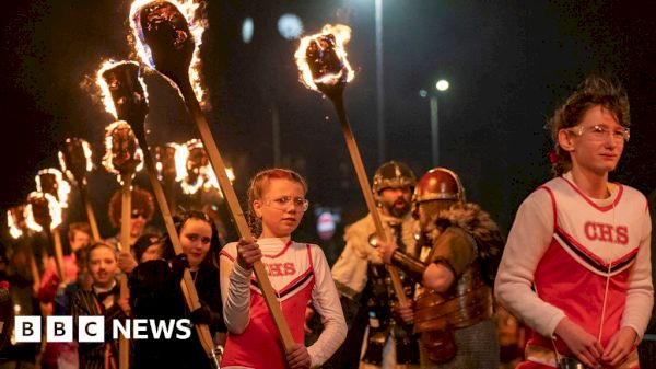 up-helly-aa:-viking-warrior-parade-through-streets-of-lerwick-–-bbc