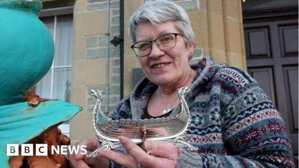 up-helly-aa:-women-and-girls-join-lerwick-fire-festival-squads-–-bbcco.uk