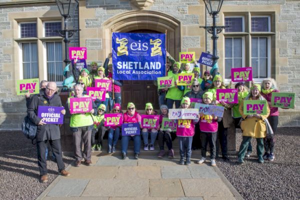 teachers-overwhelmingly-accept-pay-offer-to-end-threat-of-strikes
