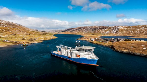 next-section-of-subsea-cable-laying-gets-under-way-in-weisdale-voe