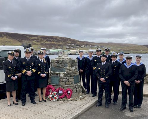 crew-of-norwegian-nato-ship-pay-tribute-at-shetland-bus-memorial