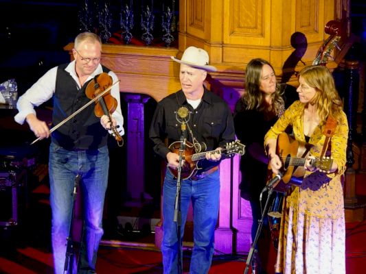 divine-opening-folk-festival-concert-at-kirk-sets-tone-for-weekend