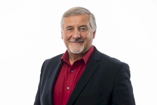 green-energy-pioneer-stands-down-saying-‘exciting-future-lies-ahead’ 