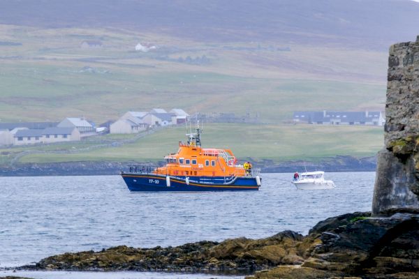 lifeboat-safely-helps-vessel-to-harbour
