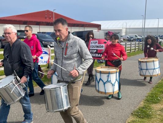 stop-rosebank-protestors-plan-to-‘make-some-noise-for-the-planet’ 