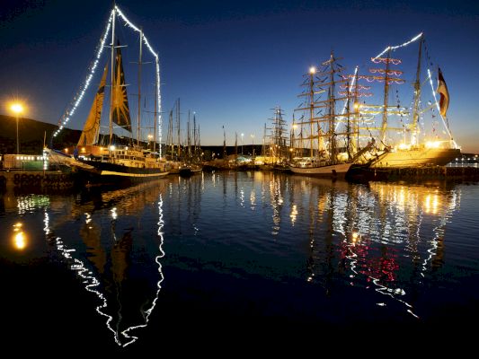 photographer-snaps-amazing-tall-ships-picture