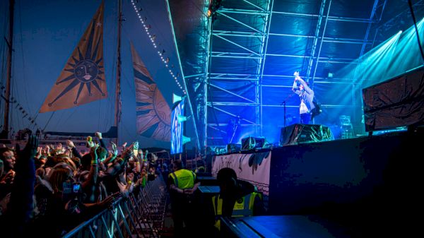 lengthy-queues-warning-after-wristband-forgeries
