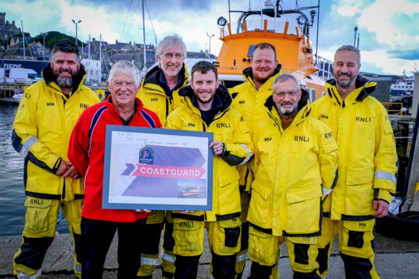 new-zealand-volunteer-presents-rnli-lerwick-with-friendship-pennant 