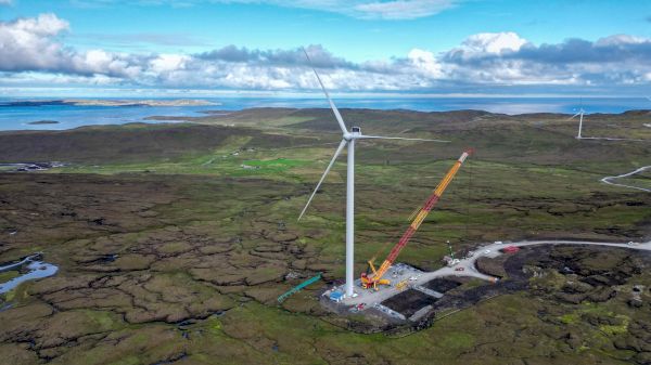 final-turbine-installed-at-viking-windfarm