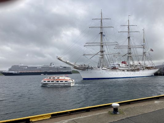 ships-add-colour-to-lerwick-harbour