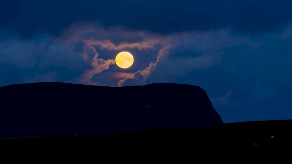 super-blue-moon-pictured-over-bressay
