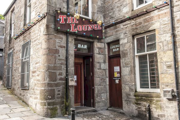 lounge-bar-goes-on-the-market