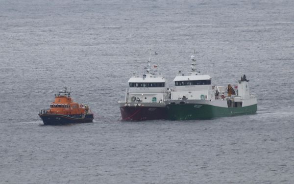 lerwick-lifeboat-tows-vessel-to-safety