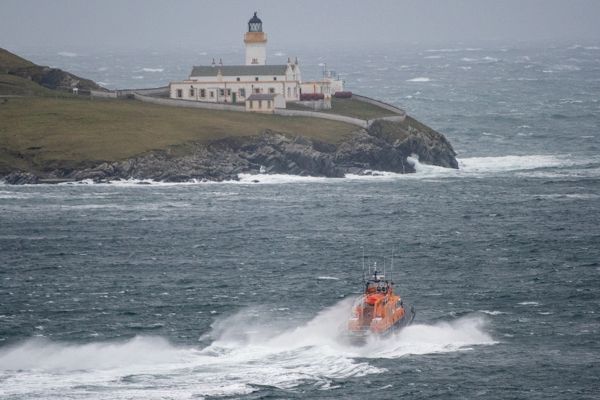 lifeboat-crew-return-after-18-hour-call