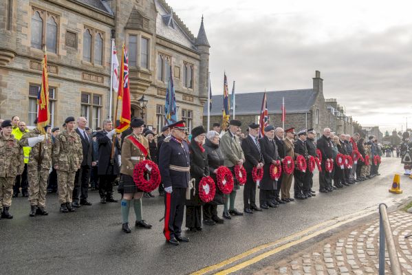 watch:-large-crowd-pay-respect-on-remembrance-day
