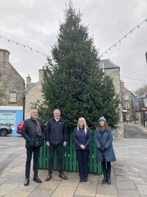 lerwick-get-into-the-festive-spirit-with-christmas-tree-delivery