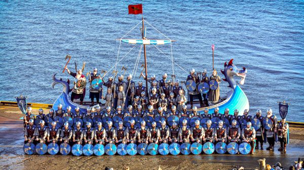 crowds-delight-at-morning-visits-from-lerwick-jarl’s-squad